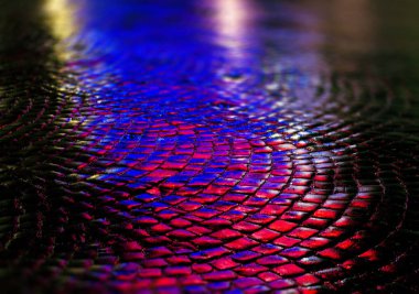 Sokaklarda yağmur ıslak karayolu üzerinde ışık yansımaları ile sonra