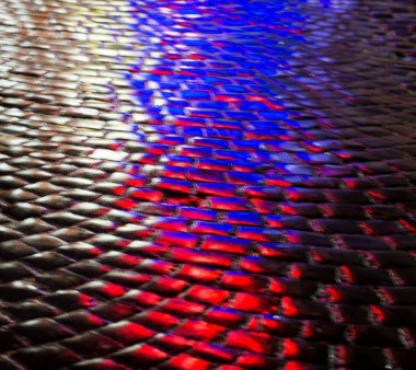 Sokaklarda yağmur ıslak karayolu üzerinde ışık yansımaları ile sonra