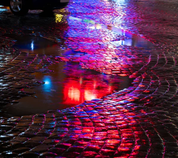 Strade dopo la pioggia con riflessi di luce sulla carreggiata bagnata — Foto Stock