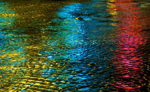 Gatorna efter regn med reflektioner av ljus på våt väg — Stockfoto