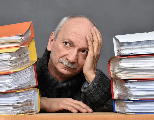 Överarbetade stressad senior affärsman — Stockfoto