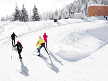 Cross country kayakçı yukarı taşıma