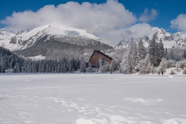 Vue hivernale de la surface enneigée gelée de Strbske Pleso — Photo