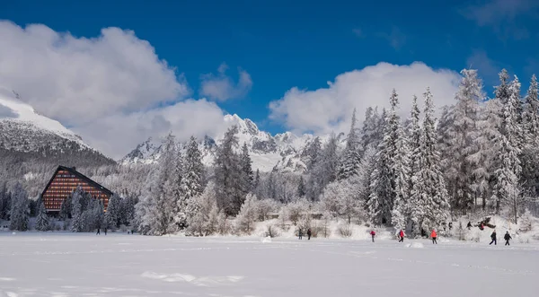 HAUTE TATRAS, SLOVAQUIE - 11 FÉVRIER 2018 : Vue hivernale de la surface enneigée gelée de Strbske Pleso avec hôtel et sommets des Hautes Tatras en arrière-plan — Photo