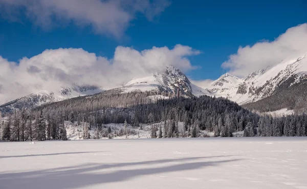 Vue hivernale de la surface enneigée gelée de Strbske Pleso — Photo