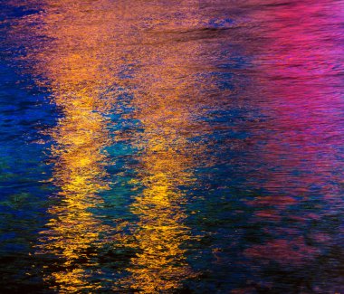 Su üzerinde renkli ışık yansıması