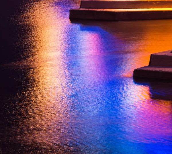 Réflexion lumineuse colorée sur l'eau — Photo