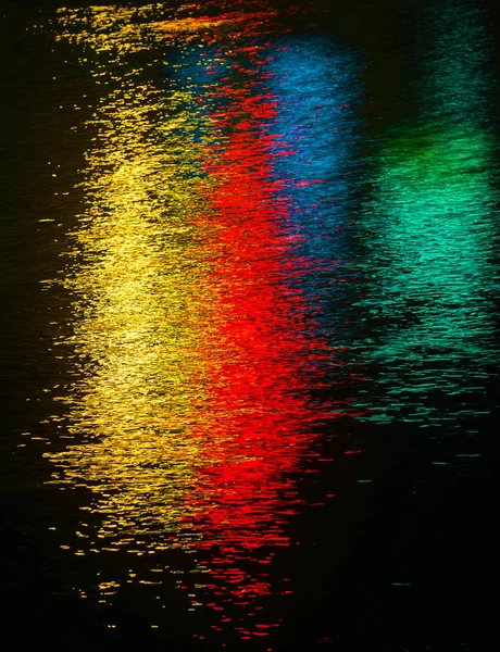 Reflejo de luz colorida en el agua — Foto de Stock
