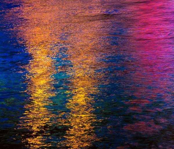 Färgglada ljusreflektion på vattnet — Stockfoto