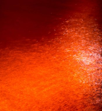 Su üzerinde renkli ışık yansıması