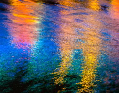 Su üzerinde renkli ışık yansıması