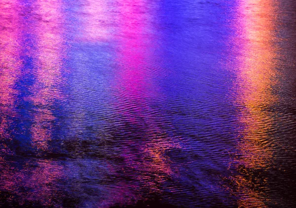 Réflexion lumineuse colorée sur l'eau — Photo