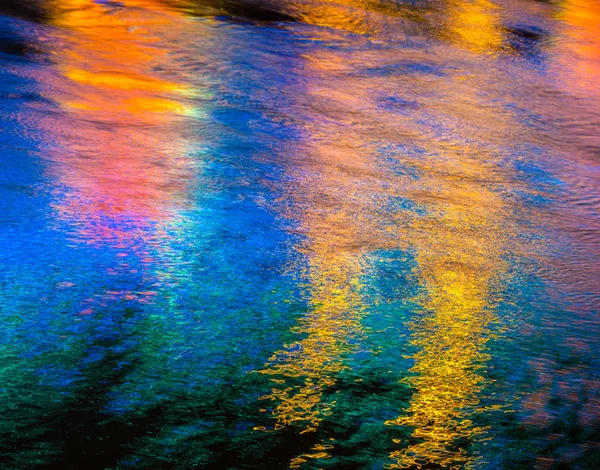 Färgglada ljusreflektion på vattnet — Stockfoto