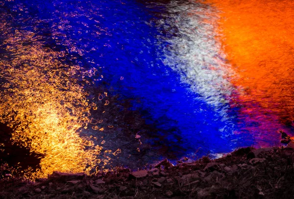 Reflexão de luz colorida sobre a água — Fotografia de Stock