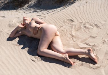  Seksi blondel sıcak yaz günü açık havada zevk