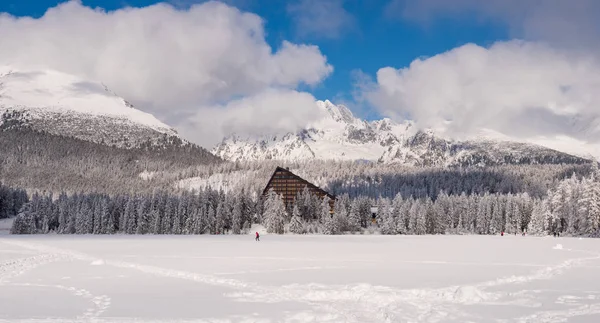 Vue hivernale de la surface enneigée gelée de Strbske Pleso — Photo