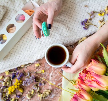 Çay saati düz fincan çay, Pembe Lale ve macaroons ile yatıyordu