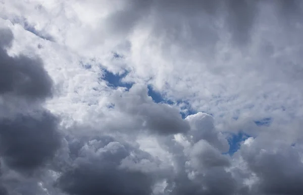 Cielo dramático con nubes tormentosas — Foto de Stock