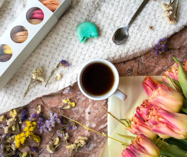 紅茶、ピンクのチューリップとマカロンでティータイム フラット レイアウト — ストック写真