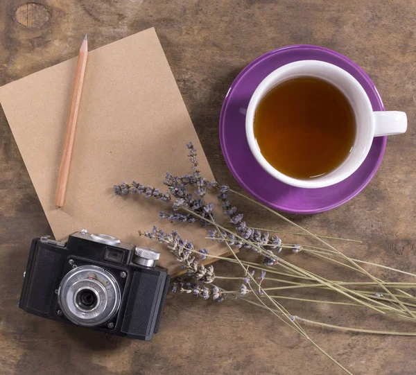 一杯の茶, ラベンダー, ビンテージ カメラ、鉛筆とノート — ストック写真