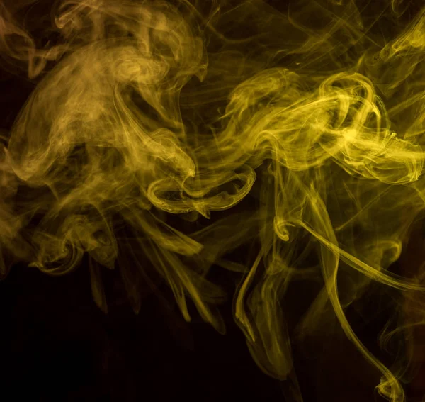 Humo amarillo abstracto sobre fondo oscuro — Foto de Stock