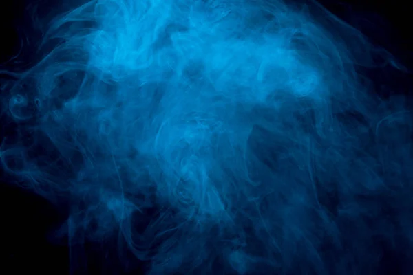 Humo azul abstracto sobre un fondo oscuro — Foto de Stock