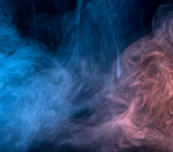 Abstrakter blauer und pinkfarbener Rauch auf dunklem Hintergrund — Stockfoto