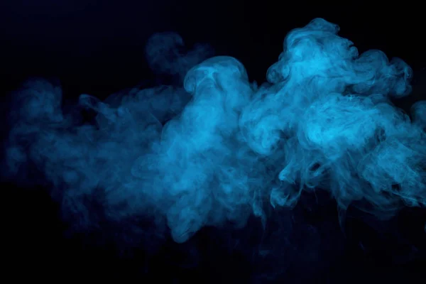 Humo azul abstracto sobre un fondo oscuro — Foto de Stock