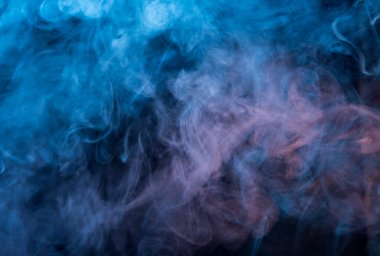 Soyut mavi ve pembe bir koyu arka plan üzerinde duman
