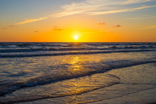 Pôr do sol incrível sobre a praia — Fotografia de Stock