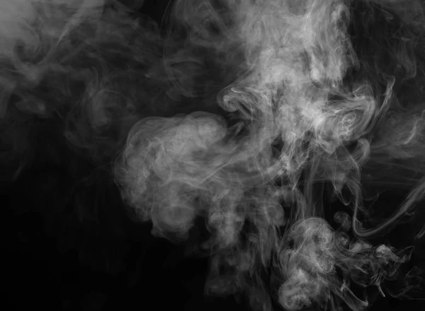 Rök isolerad på svart bakgrund — Stockfoto