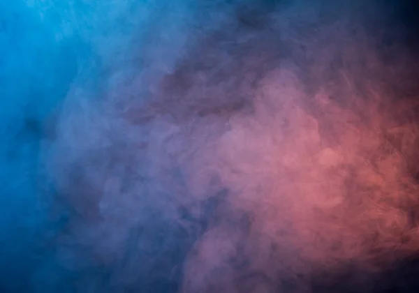 Fumée abstraite bleue et rose sur fond sombre — Photo