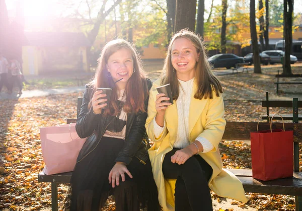 Due ragazze adolescenti in possesso di tazze di caffè da asporto — Foto Stock