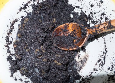 Hamur işlerini doldurmak için haşhaş tohumu yapıştırıcısı