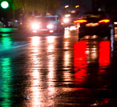 Gece yolda yoğun trafik hareket ediyor. Soyut kentsel arka plan