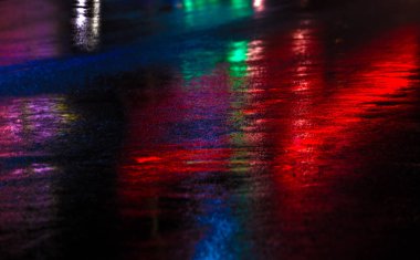  Sokaklarda yağmur ıslak karayolu üzerinde ışık yansımaları ile sonra