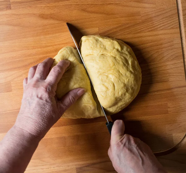 Frau Schneidet Teig Zum Weiteren Rollen Und Backen Stücke — Stockfoto