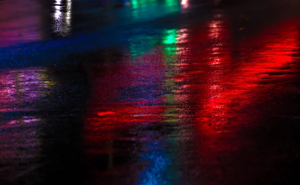 Rues après la pluie avec reflets de lumière sur route mouillée — Photo