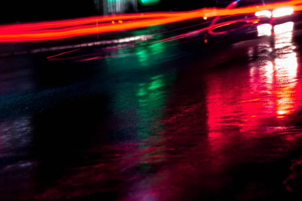 Calles después de la lluvia con reflejos de luz en la carretera mojada — Foto de Stock