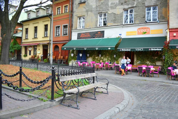 Krakov, Polsko - 29. října 2013: City c Cafe terasa v Krakově, — Stock fotografie