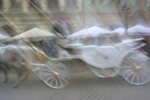White horse-drawn carriage in motion blur. Intentional motion bl — Stock Photo, Image