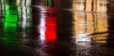  Sokaklarda yağmur ıslak karayolu üzerinde ışık yansımaları ile sonra