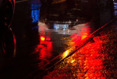  Sokaklarda yağmur ıslak karayolu üzerinde ışık yansımaları ile sonra