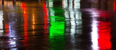  Sokaklarda yağmur ıslak karayolu üzerinde ışık yansımaları ile sonra