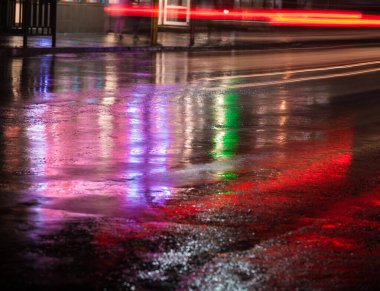  Sokaklarda yağmur ıslak karayolu üzerinde ışık yansımaları ile sonra