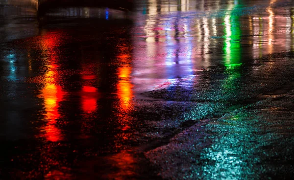 Δρόμους μετά τη βροχή με τις αντανακλάσεις του φωτός σε βρεγμένο οδόστρωμα — Φωτογραφία Αρχείου