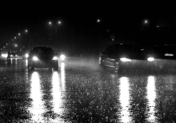 Trafic intense se déplaçant sur la route la nuit. Résumé du backgr urbain — Photo