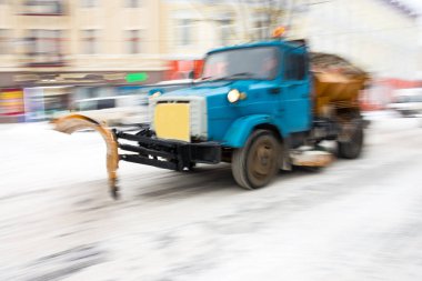 Karları temizleme makinesi sokakları kardan temizliyor. Kar temizleme aracı