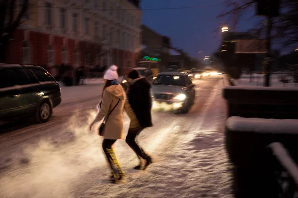 Tętniącego życiem ulicy ludzi na przejścia dla pieszych w nocy — Zdjęcie stockowe