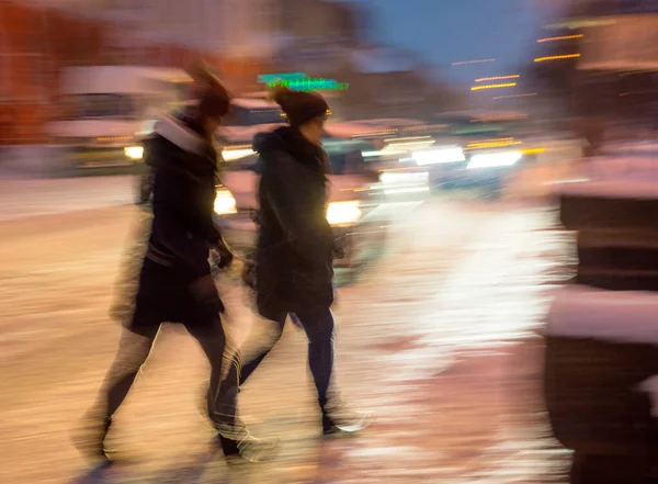 夜の横断歩道上忙しい街の通りの人々 — ストック写真